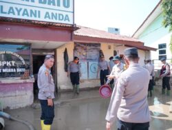 Kapolres Lhokseumawe Pimpin Pembersihan Polsek Muara Batu yang Terendam Banjir, Water Canon Dikerahkan Bersihkan Mako