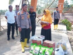 Kapolres Lhokseumawe Tinjau Jembatan Gantung Putus di Rambung Payung, Serahkan Bantuan Langsung kepada Warga Terdampak Banjir