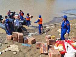 Polres Lhokseumawe Kerahkan Polairud Evakuasi Relawan dan Logistik Bantuan di Krueng Tingkeum Bireun