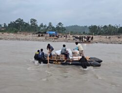 Kapolres Lhokseumawe Serahkan Satu Unit Perahu Karet untuk Akses Penyebrangan Empat Desa Terdampak Banjir di Sawang
