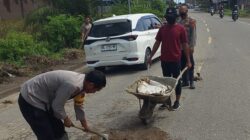 Kapolsek Samudera Lakukan Penambalan Lubang Jalan Pascabanjir di Jalur Medan–Banda Aceh
