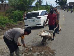 Kapolsek Samudera Lakukan Penambalan Lubang Jalan Pascabanjir di Jalur Medan–Banda Aceh