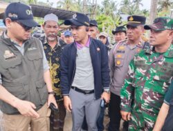 Kapolsek Muara Satu Dampingi Kunjungan Deputi Keanekaragaman dan Keamanan Pangan ke Lokasi Pengungsian Banjir