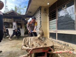 Kapolres Lhokseumawe Kerahkan Puluhan Personel Bersihkan Sisa Lumpur di Keude Geudong