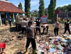 Polres Lhokseumawe Bersama Brimob Bersihkan SD Negeri 4 Muara Batu Pascabanjir
