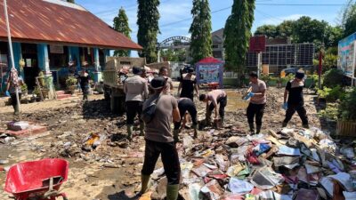 Polres Lhokseumawe Bersama Brimob Bersihkan SD Negeri 4 Muara Batu Pascabanjir