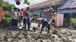 Polres Lhokseumawe Bersama Brimob Gelar Bakti Sosial Bersihkan SD Negeri 12 Samudera Pasca Banjir