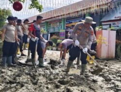 Polres Lhokseumawe Bersama Brimob Gelar Bakti Sosial Bersihkan SD Negeri 12 Samudera Pasca Banjir