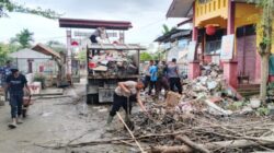 Polsek Dewantara Bersama TNI AL dan Pramuka Gotong Royong Bersihkan SD 16 Paloh Lada Pasca Banjir