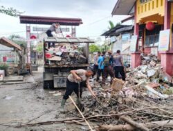 Polsek Dewantara Bersama TNI AL dan Pramuka Gotong Royong Bersihkan SD 16 Paloh Lada Pasca Banjir