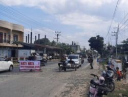 Polsek Syamtalira Bayu Imbau Pengendara Waspada, Pasang Tanda Bahaya di Jembatan Rusak Jalur Nasional