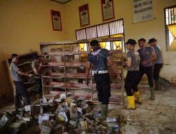 Polri Hadir untuk Pendidikan, Polres Lhokseumawe Bersihkan SMP Negeri 2 Muara Batu