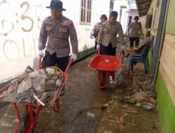 Polres Lhokseumawe Bersama Brimob Bersihkan Dayah Terpadu Al-Madinatuddiniyah Syamsuddhuha Pascabanjir