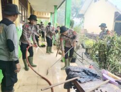 Polres Lhokseumawe Bersama Brimob Bersihkan SD Negeri 12 Dewantara Pascabanjir