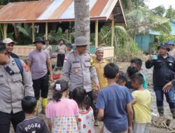 Kapolres Lhokseumawe Pimpin Langsung Pembersihan Dayah Babul Ulum Pascabanjir di Muara Batu