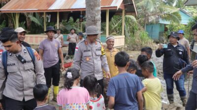 Kapolres Lhokseumawe Pimpin Langsung Pembersihan Dayah Babul Ulum Pascabanjir di Muara Batu