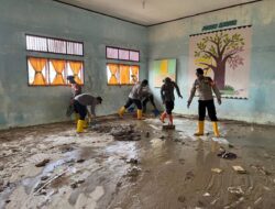 Polres Lhokseumawe Bersama Brimob Bersihkan SMP Negeri 2 Dewantara Pascabanjir