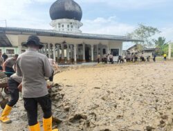 Polres Lhokseumawe Bersama Brimob dan Warga Bersihkan Masjid Syuhada Madan Pascabanjir Bandang