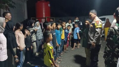 Malam Pergantian Tahun, Kapolres Lhokseumawe Sapa dan Hibur Anak-anak Korban Banjir di Pengungsian
