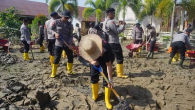 Di Antara Lumpur dan Harapan, Kapolres Lhokseumawe Hadir di SMA Negeri 1 Muara Batu