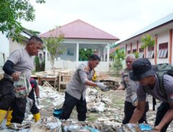 Polres Lhokseumawe dan Brimob Bersihkan MIN 1 dan SMPN 1 Muara Batu