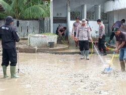 Polres Lhokseumawe dan BKO Brimobda Kaltim Gotong Royong Bersihkan Masjid Syuhada Pascabanjir di Aceh Utara