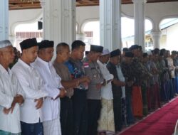 Usai Dibersihkan dari Lumpur, Kapolres Lhokseumawe Sholat Jumat Bersama Warga di Masjid Syuhada