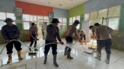 Tak Kenal Hari Libur, Kapolres Lhokseumawe Pimpin Bersih-Bersih Sekolah Pascabanjir di SD Negeri 8 Muara Batu