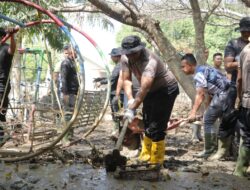 Dua Hari Berjibaku dengan Lumpur, Polres Lhokseumawe Tuntaskan Pembersihan SD Negeri 8 dan TK Pembina Muara Batu