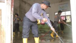 Polres Lhokseumawe Bersama Brimob Kaltim Bersihkan SDN 8 Samudera, Hadirkan Harapan Pascabanjir Bandang