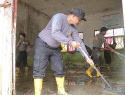 Polres Lhokseumawe Bersama Brimob Kaltim Bersihkan SDN 8 Samudera, Hadirkan Harapan Pascabanjir Bandang