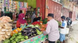 Polisi Monitoring Harga Sembako di Pasar Keude Punteut, Pastikan Stok Aman dan Harga Terkendali