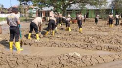 Kabag Ops Polres Lhokseumawe Pimpin Pembersihan Lanjutan SMK Negeri 1 Muara Batu Pascabanjir