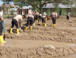 Kabag Ops Polres Lhokseumawe Pimpin Pembersihan Lanjutan SMK Negeri 1 Muara Batu Pascabanjir