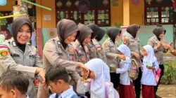 Polwan Peduli Kemanusiaan Polres Lhokseumawe Salurkan Bantuan dan Trauma Healing di SD Negeri 13 Samudera