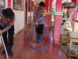 Kapolres Lhokseumawe Pimpin Langsung Pembersihan SD Negeri 5 Muara Batu Pasca Banjir