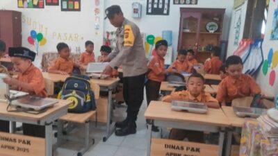 Personel Polsek Muara Dua Monitoring Program Makan Bergizi Gratis BGN untuk Pelajar dan Kelompok B3