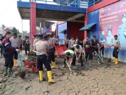 Bantu Pemulihan Pasca-Banjir Bandang, Personel BKO Brimob Kaltim Bersihkan Stadion Krueng Mane Aceh