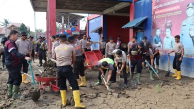 Bantu Pemulihan Pasca-Banjir Bandang, Personel BKO Brimob Kaltim Bersihkan Stadion Krueng Mane Aceh