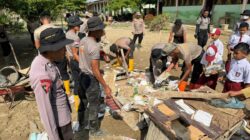 Pulihkan Fasilitas Pendidikan, Personel BKO Brimob Kaltim Bersihkan Lumpur di SDN 11 Samudera Aceh Utara