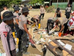 Pulihkan Fasilitas Pendidikan, Personel BKO Brimob Kaltim Bersihkan Lumpur di SDN 11 Samudera Aceh Utara