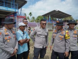 Kapolres Lhokseumawe Pimpin Gotong Royong Pembersihan Stadion Krueng Mane dan MIN 1 Muara Batu Pasca Banjir