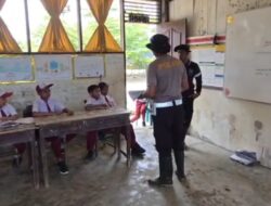 Polantas Mengajar Pasca Banjir, Aipda Zainudin Tanamkan Nilai Pancasila kepada Siswa SDN 11 Samudera