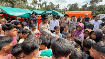 Kapolres Lhokseumawe Gelar Trauma Healing dan Pengobatan Gratis bagi Pengungsi Banjir di Riseh Tunong