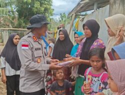 Kapolres Lhokseumawe Serahkan Al-Qur’an dan Sajadah kepada Korban Banjir di Desa Babah Krueng
