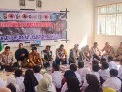 Kapolres Lhokseumawe Serahkan Seragam Sekolah untuk Siswa SD di Muara Batu
