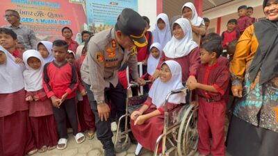 Kapolres Lhokseumawe Serahkan Kursi Roda kepada Siswi Yatim Penyandang Disabilitas di Muara Batu