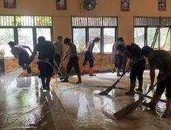 Polres Lhokseumawe dan Brimob Gotong Royong Pemulihan Pasca Banjir di PKG Muara Batu