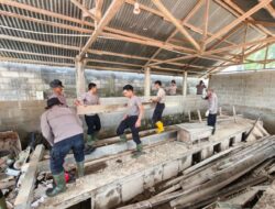 Pulihkan Pusat Pendidikan Agama, Personel BKO Brimob Kaltim Bersihkan Lumpur di Dayah Sirothul Huda Aceh Utara