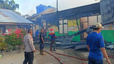 Polisi Sigap Tangani Kebakaran SD Negeri 5 Kuta Makmur di Aceh Utara